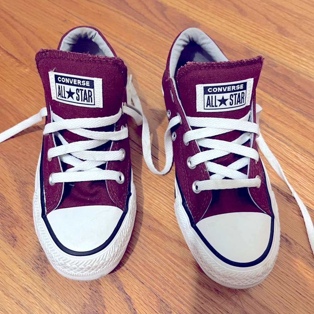 Converse Chuck Taylor All Star Low sneakers in Maroon. Excellent condition
